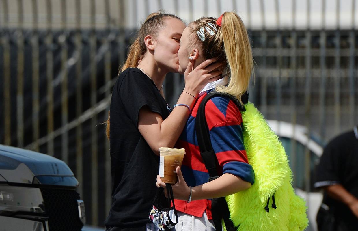 Svi su mislili da su prijateljice, a reality zvijezda pred kamerama je strastveno poljubila djevojku