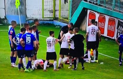 Kaos na Pecari! Navijači Širokog gađali nogometaše Sarajeva, sudac Grbić prekinuo utakmicu