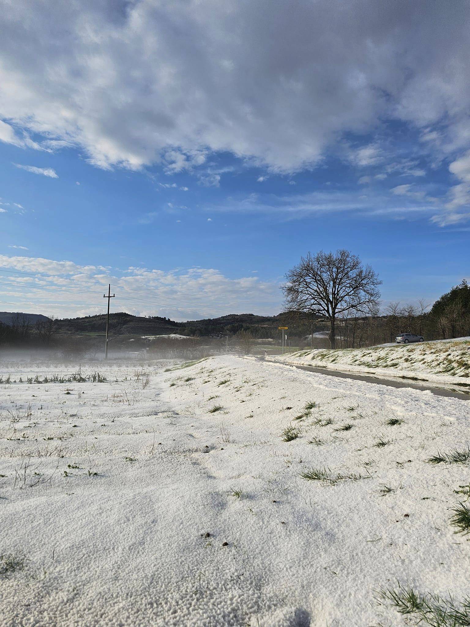 FOTO Ne, ovo nije snijeg: Jaka tuča zatrpala ceste usred Istre