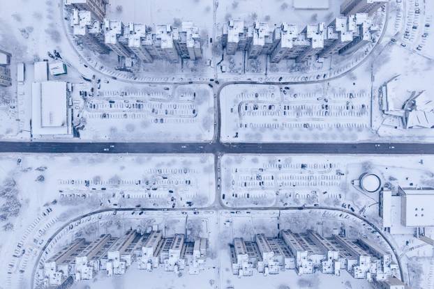 Pogled iz zraka na Sarajevo u potpunosti prekriveno snijegom