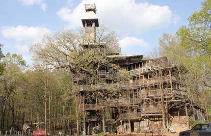 Svećenik na sedam stabala napravio kuću od 10 katova