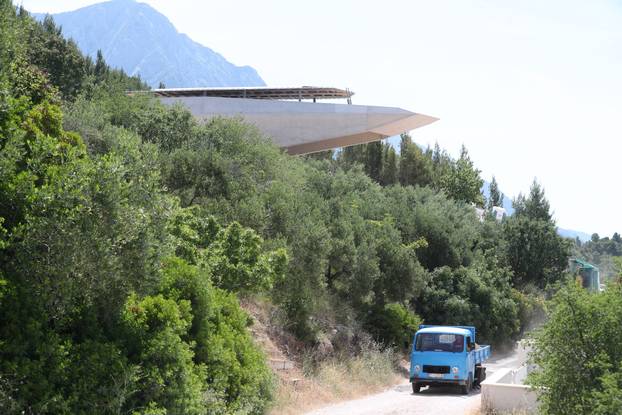 Neobična građevina u obliku velikog glisera gradi se u Baškoj Vodi