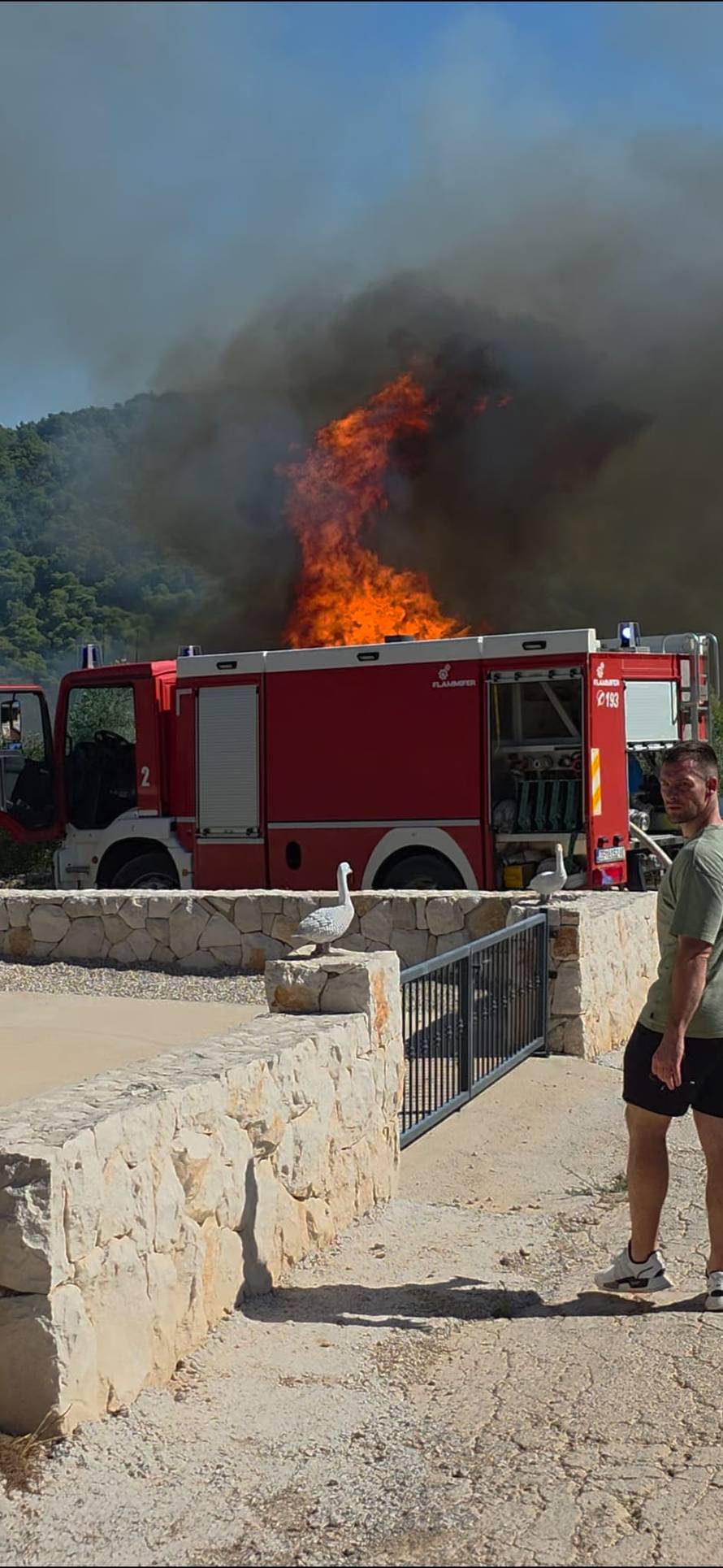 Dramatične snimke borbe s požarom na Šolti: 'Obranili su kuće iz zraka, nevjerojatno je!'