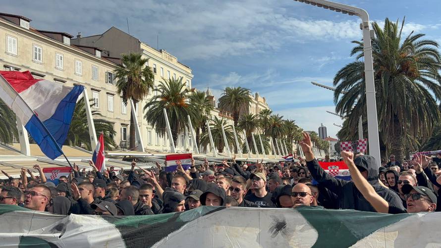 FOTO Gotov prosvjed na Rivi: Torcidaši su došli pred zgradu suda i urlali 'Za dom spremni'