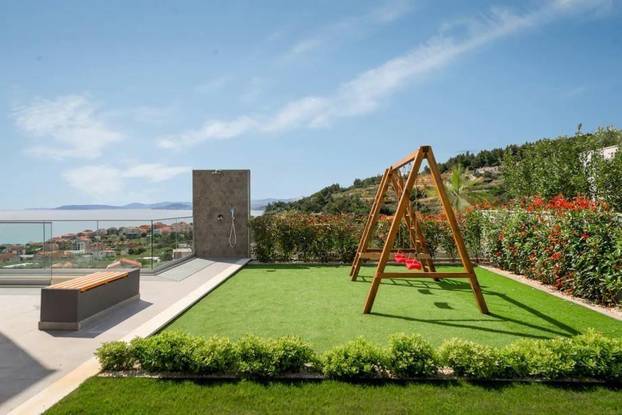 FOTO Ogromna parcela, privatni wellness i čudo od pogleda: Vila u Podstrani čeka novog vlasnika