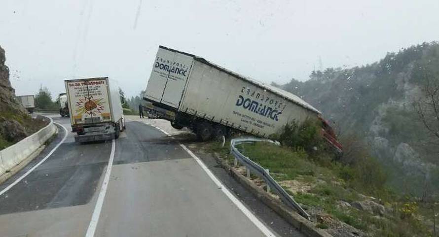 Prebrzo vozio? Kamion izletio s ceste i skoro pao u provaliju