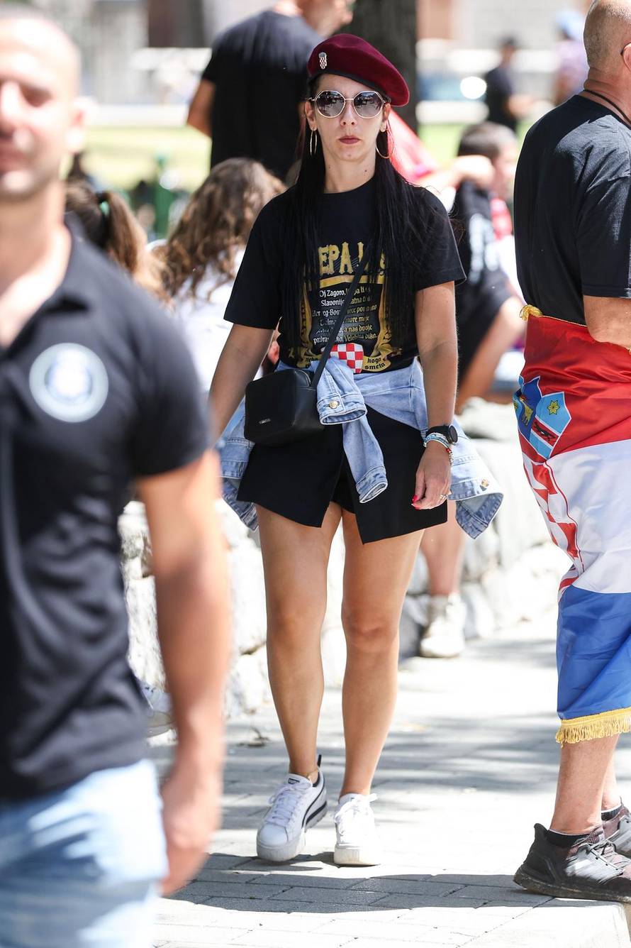 Sinj: Glavni modni detalji za koncert Thompsona - crna majica i zastava Hrvatske