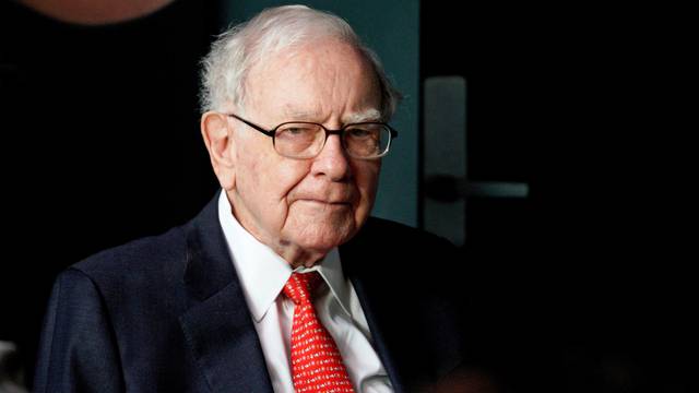 FILE PHOTO:    Warren Buffett, CEO of Berkshire Hathaway Inc, pauses while playing bridge as part of the company annual meeting weekend in Omaha