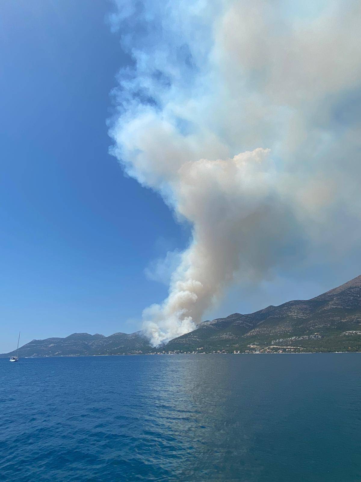 Gori na Pelješcu: Tri kanadera gase požar, turisti u panici