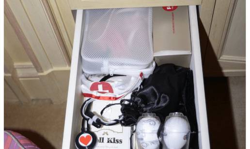 UZNEMIRUJU&Cacute;E Evo &scaron;to su sve prona&scaron;li u vili pedofila Epsteina