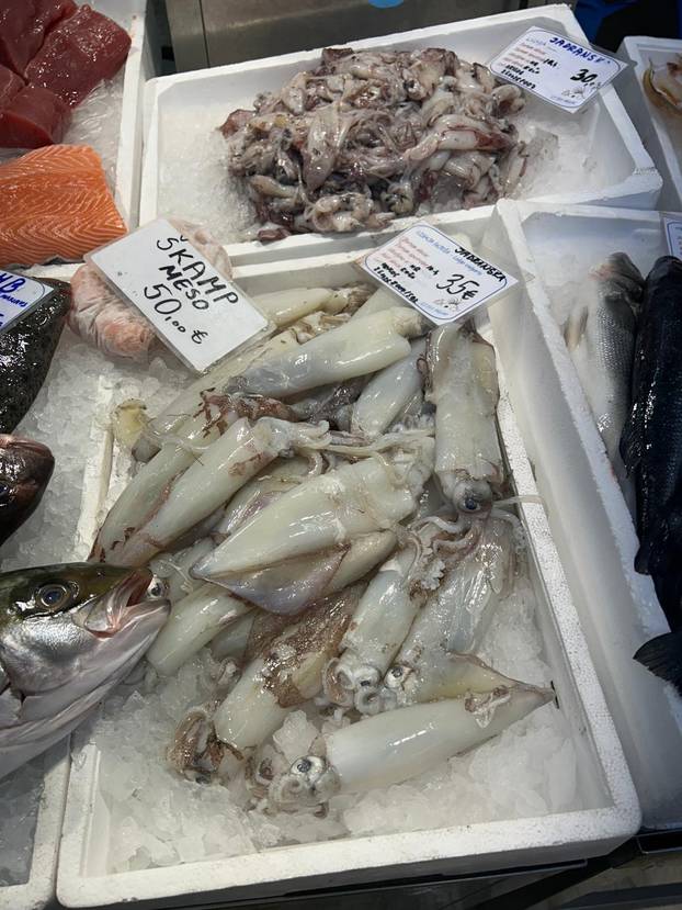 FOTO Građani šokirani! Za kilu janjetine 20 eura, rajčice po 7, a orada na Dolcu čak 28 eura