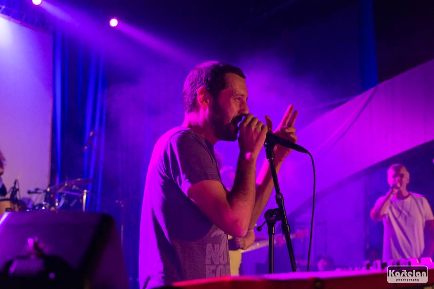 Vitasović je studenticu pozvao na stage pa su skupa zapjevali