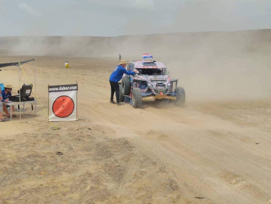 Nova drama za naše na Dakru: Ugasio im se motor na startu...