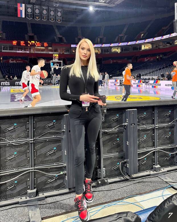 FOTO Srpska voditeljica osvojila euroligaške parkete, zablistala i u Zadru. Govori tri strana jezika