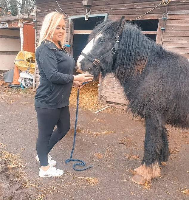 Nevjerojatno! Majka osmero djece od dječjeg doplatka sebi napravila grudi i kupila konja