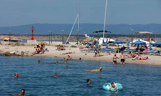 FOTO Turisti u Crikvenici uživaju u moru i ljetnim radostima