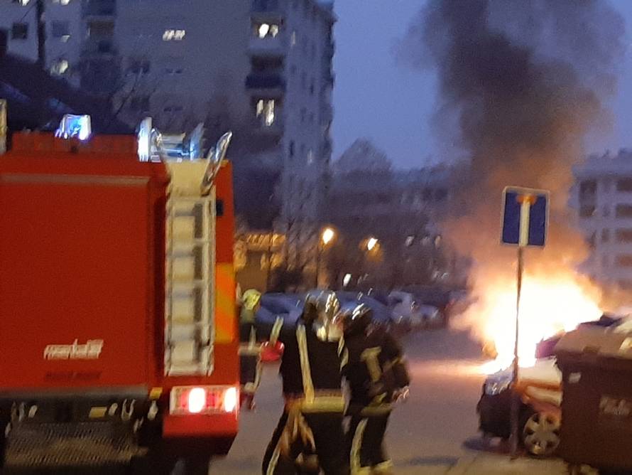 Planuo automobil na zapadnom dijelu grada, čule se eksplozije