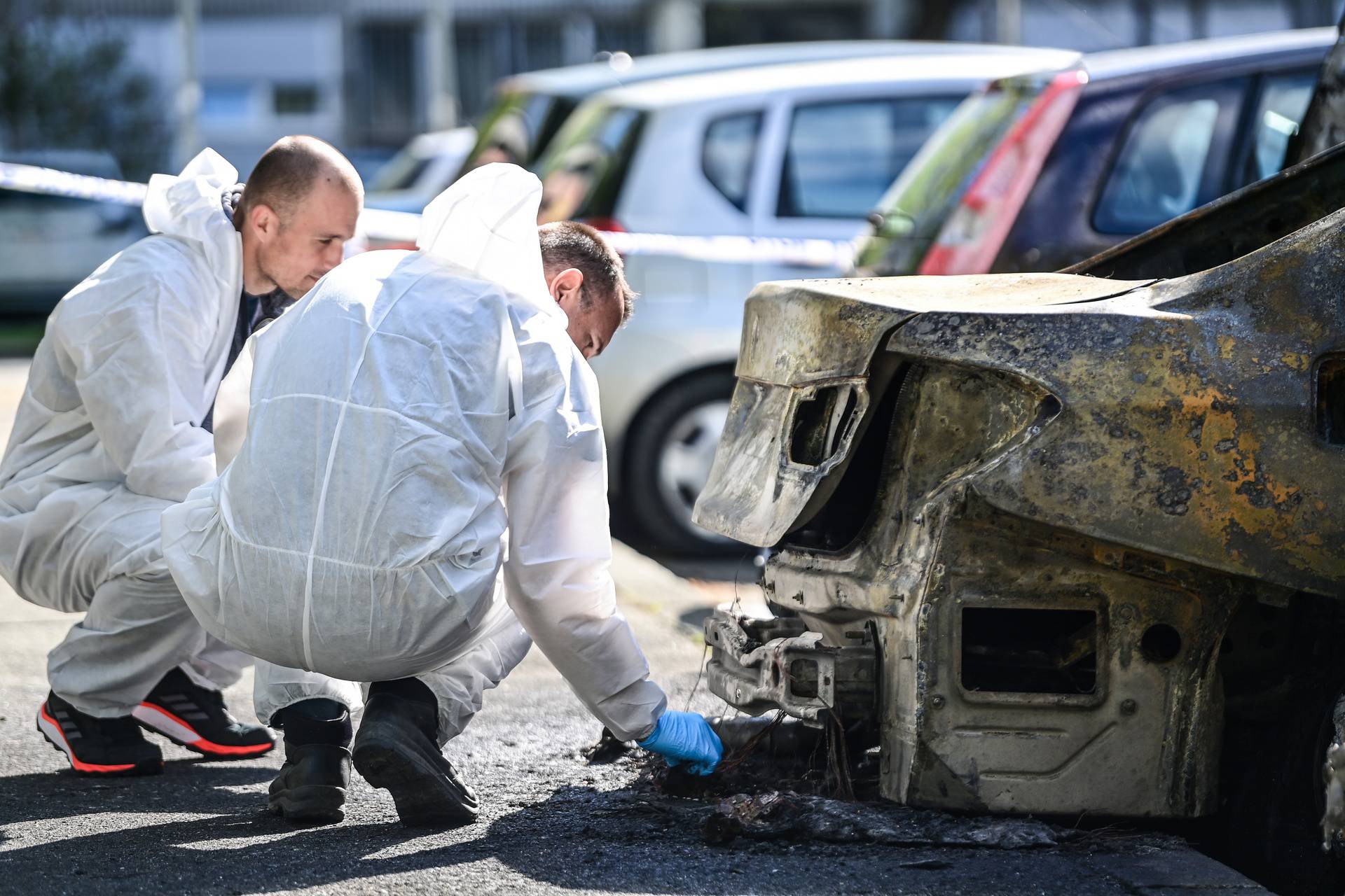 FOTO U Utrinama skroz izgorjela tri auta, još dva su oštećena