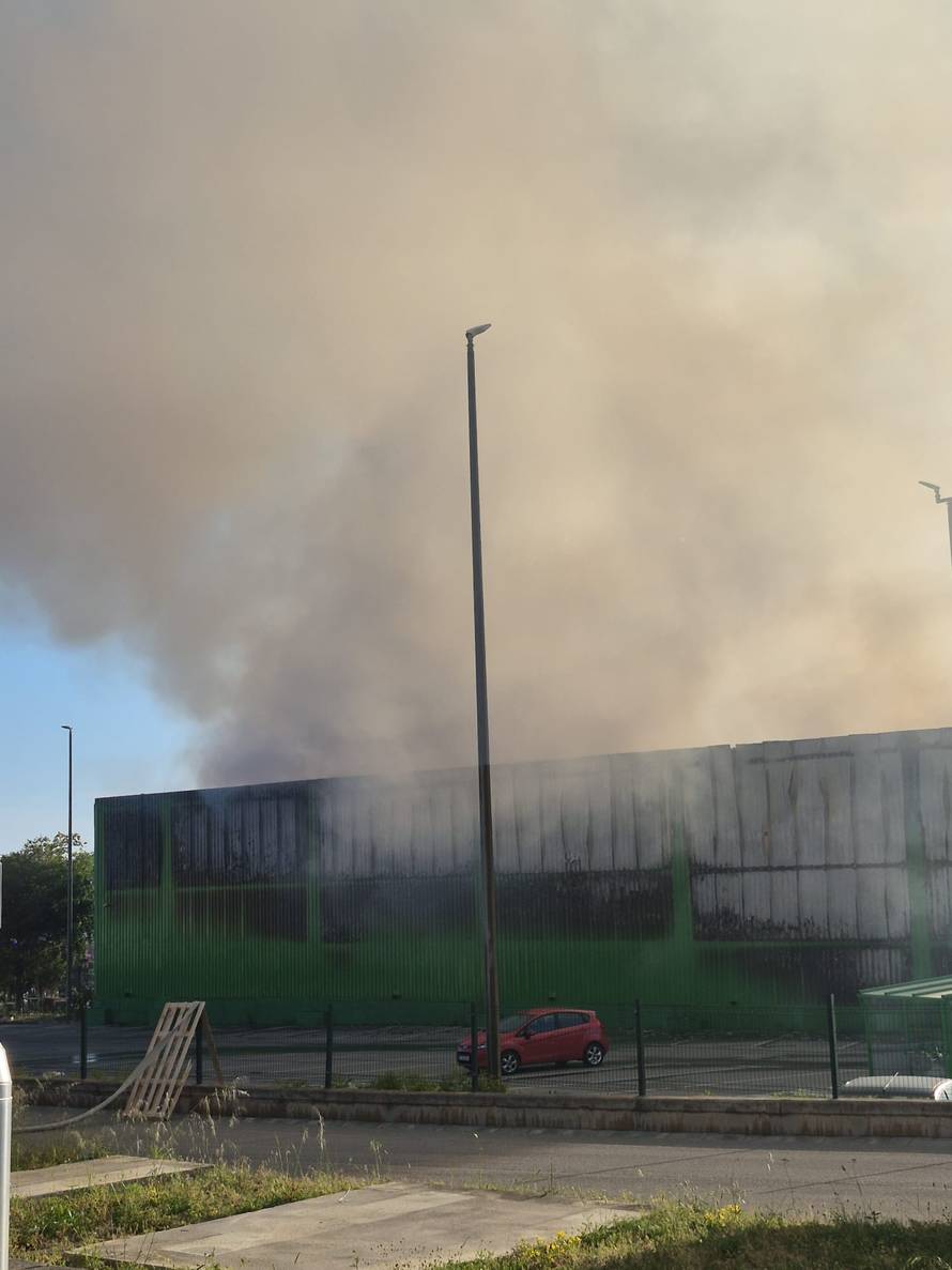 FOTO Požar u Kaštel Sućurcu još nisu proglasili ugašenim, rade na sanaciji. Šteta će biti velika?