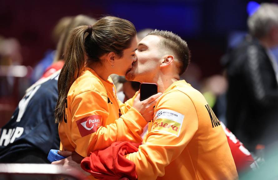 Malmo: Hrvatski rukometaši slave pobjedu u zagrljajima i poljupcima svojih najmilijih