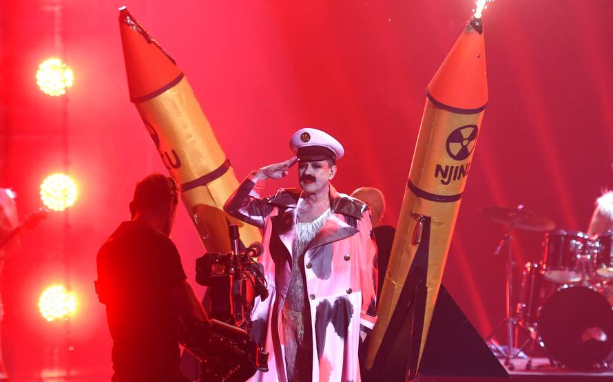 Let 3 na pozornici se pojavio u haljinama: U stražnjicama imali ruže, a u rukama držali rakete