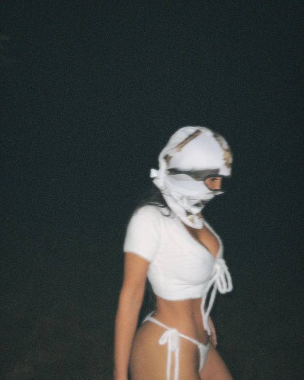 Kim Kardashian u donjem rublju u avionu: Svojim je odjevnim kombinacijama šokirala i ranije