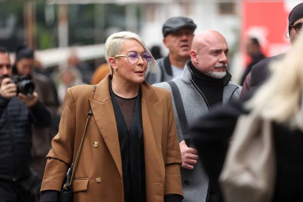 Sarajevo: Dolazak uzvanika na komemoraciju za Halida Bešlića u Narodno pozorište 