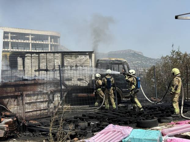Split: Izbio požar na Stinicama, gorjelo smeće i vozilo