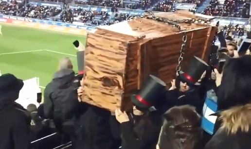 Navijači unijeli lijes na stadion! 'Ljudi, nogomet nam je umro...'