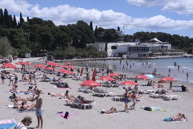 Split: Bačvice pune kupača uslijed toplog vremena
