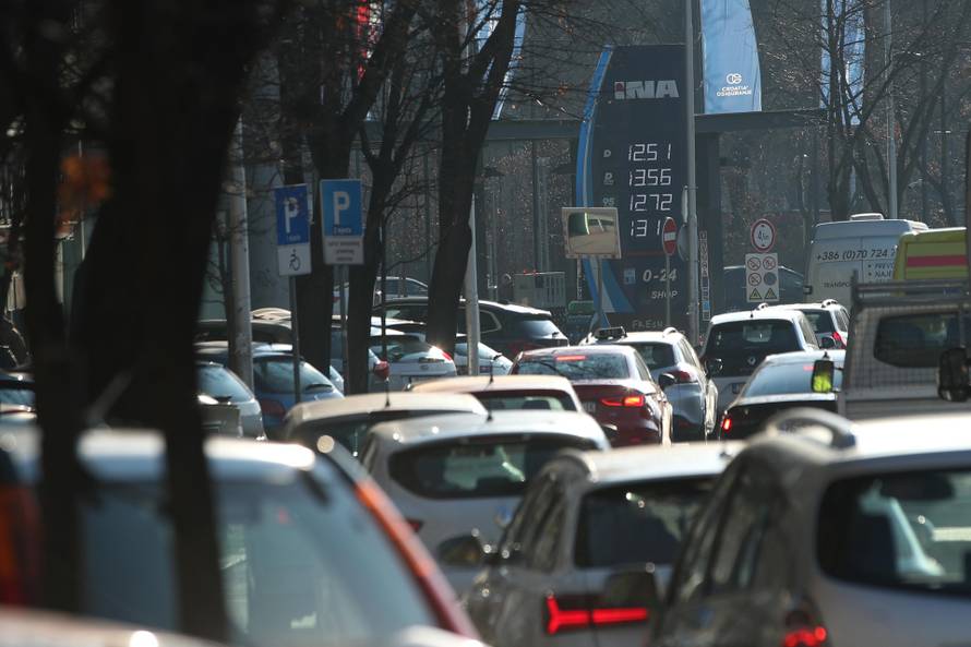 Cijena sirove nafte pada, a dizel i benzin idu gore: 'Ni otac Bog ne zna koliko, a rastu jer mogu'