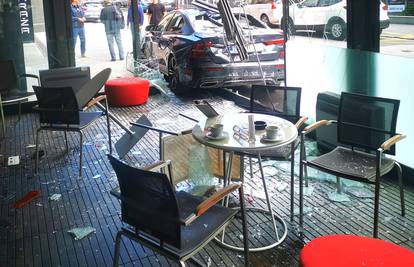 Krši i lom na Kvatriću: Vozač autom uletio u terasu kafića