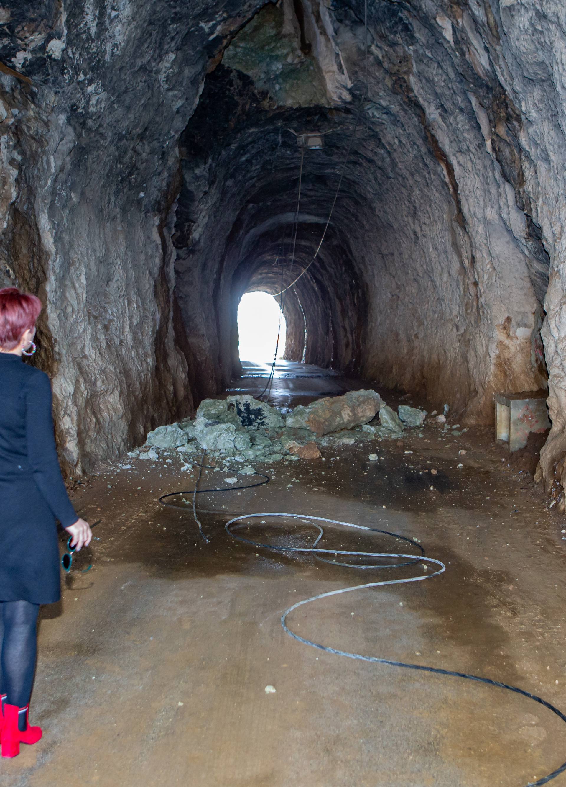 Umalo tragedija: Djeca prošla pa se u tunelu odronila stijena