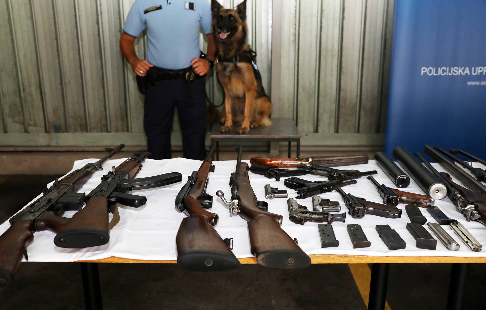 Pao sisački Rambo: Kujica Lisa je u njegovim kućama nanjušila raketni bacač, puške, pištolje...