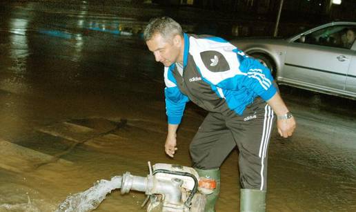 Slatina: Pukla glavna cijev i poplavila ulice u centru