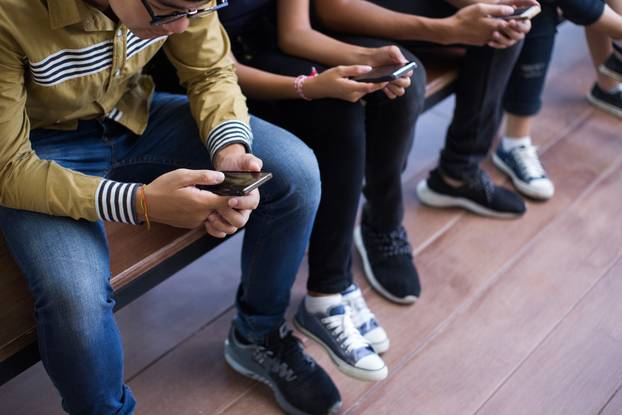 Evo koje su sve zemlje u Europi zabranile mobitele u školama