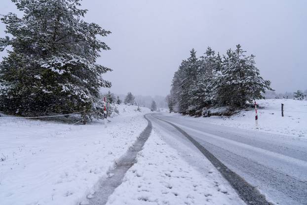 Babin Potok: Zimski uvjeti na državnoj cesti DC 52 Prozor - Vrelo Koreničko