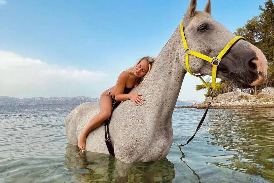 Pjevačica Albina Grčić (23) zajahala je konja pa ušla u more: 'To je divlji život'