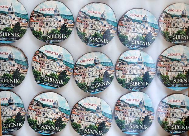 Šibenik: Ponuda suvenira u suvenirnici