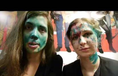 Na članice Pussy Riot bacali boju i smeće: 'Idite u Ameriku'