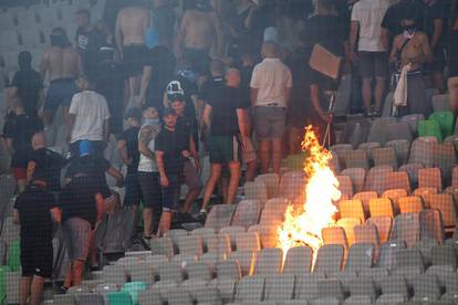 FOTO Pogledajte scene kaosa u Ljubljani: Vatra na tribinama, specijalci i tučnjave divljaka!