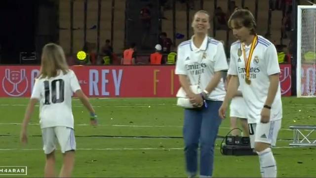 VIDEO Modrić s obitelji zaigrao nogomet i slavio trofej. Zagrlio je kćer pa ju raznježio riječima