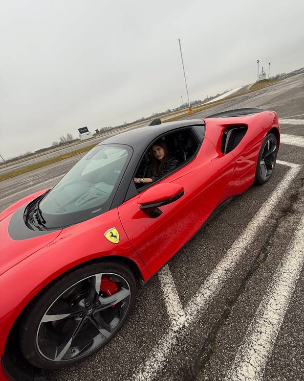 FOTO 'Trogirska Heidi Klum' na Poljudu: Voli Hajduk i brze aute, a zavidi joj i Victoria Beckham