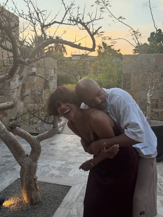FOTO Ma tko bi joj dao 60? Halle Berry u prozirnoj čipki pokazala svoju vitku figuru