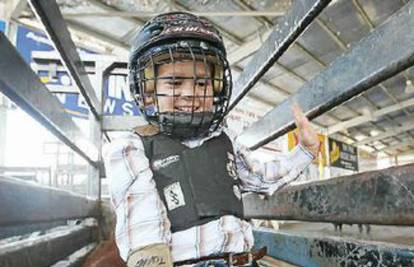 Najmlađi jahač: Dječak (4) na rodeu se bori protiv teleta