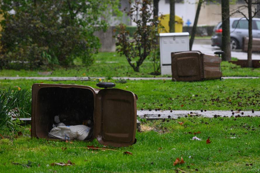 Zagreb: Olujni vjetar poharao Špansko, dignuti krovovi i isčupana stabla 