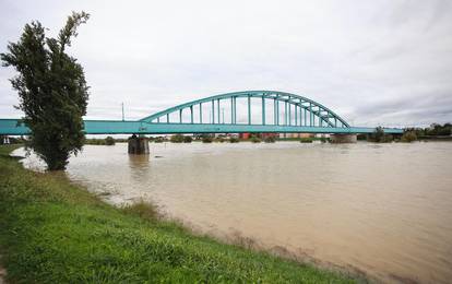 FOTO Sava se izlila iz korita u Zagrebu, Kupa raste i stvara nemile probleme u Karlovcu