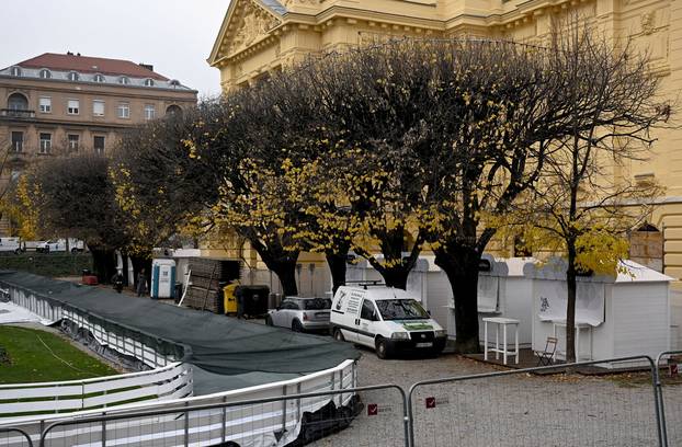 Zagreb: Priprema se ledeni park na Zrinjevcu i postavljaju se adventske kućice