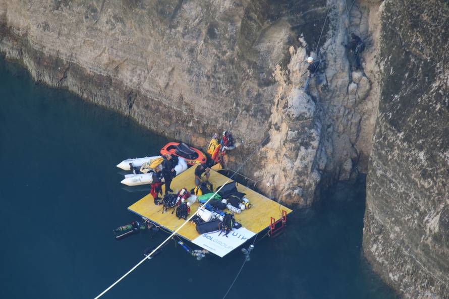 Iznimno opasan pothvat: Kreće zaron do dna Crvenog jezera...