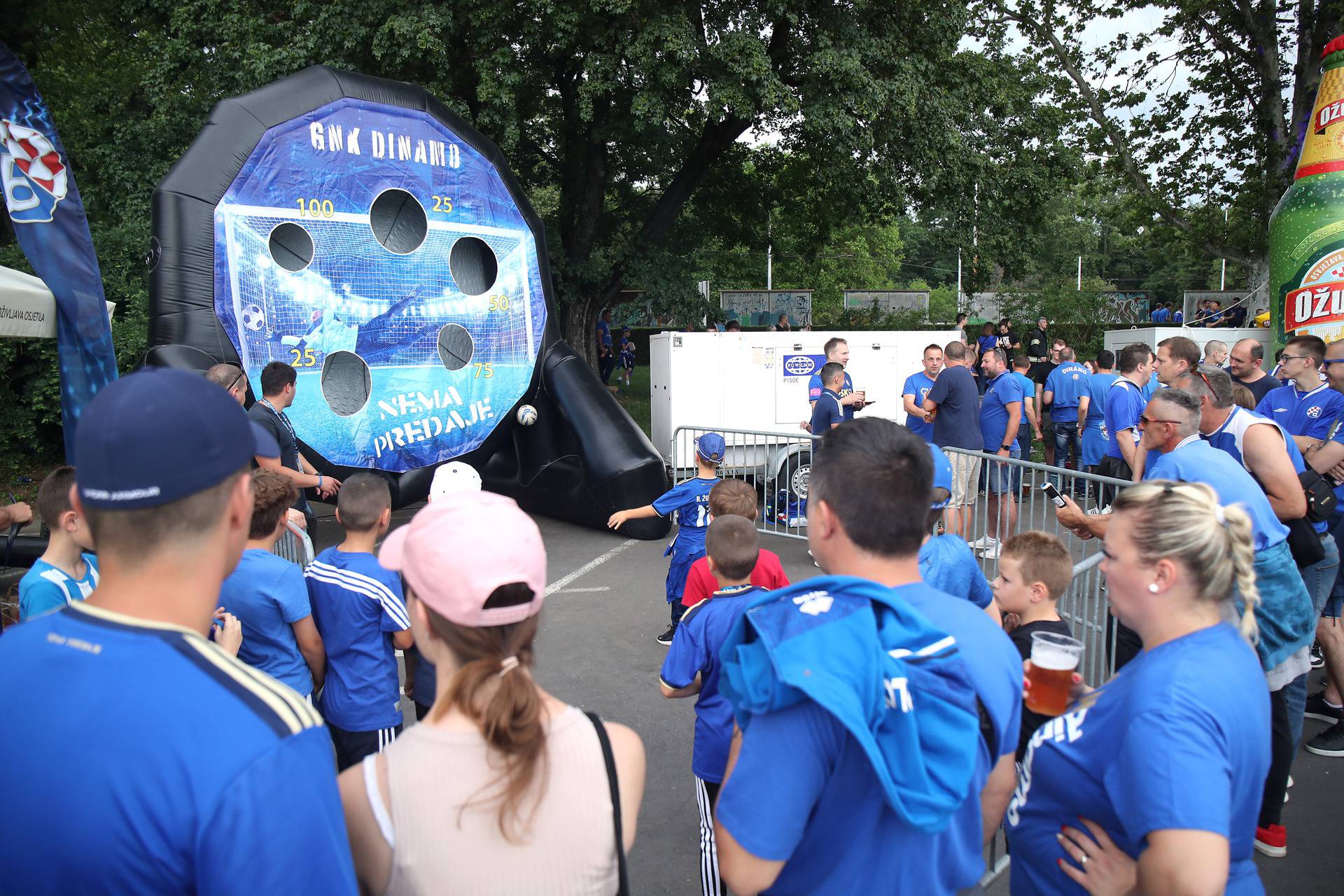 Zagreb: Atmosfera ispred stadiona uoči početka  utakmicu između Dinama i Hajduka